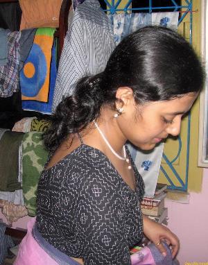 Abitha Aunty_22.jpg Cute Abitha Aunty Saree Candid Panties and Nudes